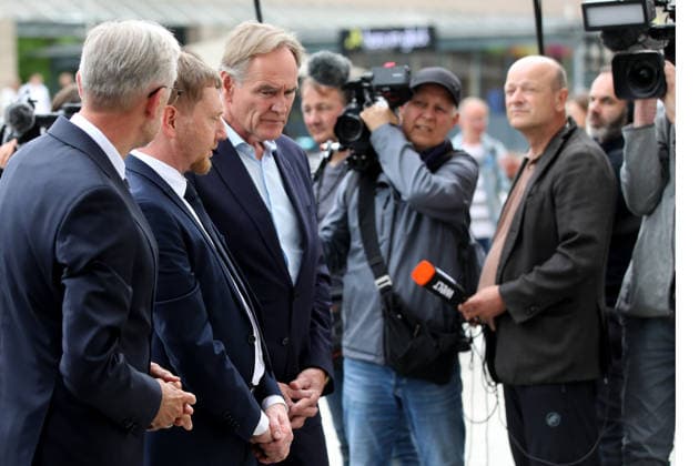 spurensuche nach amokfart in leipzig Leipzig , 05.05.2036 Einen Tag nach der Amokfahrt von Jeffrey K. in der Grimmaische Straße in der Leipziger Innenstadt besuchen Armin Schuster, Innenminsister von Sachsen, Ministerpräsident von Sachsen Michael Kretschmer und Burghard Junge Oberbürgermeister von Leipzig den Tatort Sachsen deutschland Copyright: xMatthiasxGränzdörferx