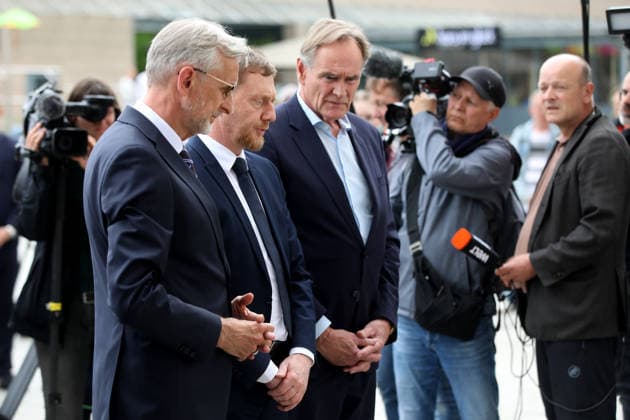 spurensuche nach amokfart in leipzig Leipzig , 05.05.2036 Einen Tag nach der Amokfahrt von Jeffrey K. in der Grimmaische Straße in der Leipziger Innenstadt besuchen Armin Schuster, Innenminsister von Sachsen, Ministerpräsident von Sachsen Michael Kretschmer und Burghard Junge Oberbürgermeister von Leipzig den Tatort Sachsen deutschland Copyright: xMatthiasxGränzdörferx