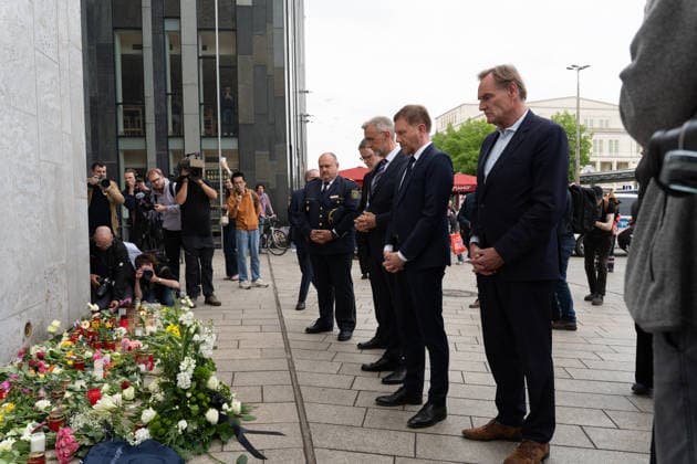 Leipzig - Amokfahrt durch die Innenstadt: MP Kretschmar legt Blumen nieder Einen Tag nach dem tragischen Ende einer Amokfahrt durch die Leipziger Innenstadt laufen die Ermittlungen der Polizei zu den Tatumständen weiter. Wie die Polizei am Abend mitteilte, richten sich die Ermittlungen gegen einen 33-jährigen Deutschen. Ihm wird vorgeworfen, eine 63-jährige Frau und einen 77-jährigen Mann mit einem VW Taigo erfasst und getötet sowie weitere Menschen verletzt zu haben. Nach bisherigen Erkenntnissen wurden zwei Personen getötet sowie sechs weitere Menschen im Alter zwischen 21 und 87 Jahren verletzt. Darunter befinden sich zwei Schwerverletzte, ein 75-jähriger Mann sowie eine 84-jährige Frau. Darüber hinaus mussten mehr als 80 Perso Copyright: xEHLxMedia BjörnxStachx 20260505_amokfahrt-tag2-kranz2-leipzig-jl_4