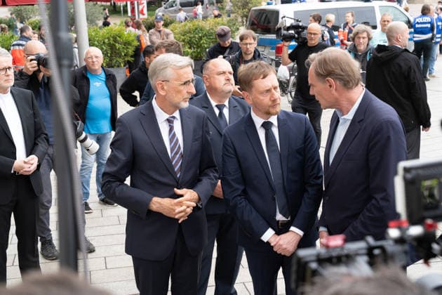 Leipzig - Amokfahrt durch die Innenstadt: MP Kretschmar legt Blumen nieder Einen Tag nach dem tragischen Ende einer Amokfahrt durch die Leipziger Innenstadt laufen die Ermittlungen der Polizei zu den Tatumständen weiter. Wie die Polizei am Abend mitteilte, richten sich die Ermittlungen gegen einen 33-jährigen Deutschen. Ihm wird vorgeworfen, eine 63-jährige Frau und einen 77-jährigen Mann mit einem VW Taigo erfasst und getötet sowie weitere Menschen verletzt zu haben. Nach bisherigen Erkenntnissen wurden zwei Personen getötet sowie sechs weitere Menschen im Alter zwischen 21 und 87 Jahren verletzt. Darunter befinden sich zwei Schwerverletzte, ein 75-jähriger Mann sowie eine 84-jährige Frau. Darüber hinaus mussten mehr als 80 Perso Copyright: xEHLxMedia BjörnxStachx 20260505_amokfahrt-tag2-kranz2-leipzig-jl_7