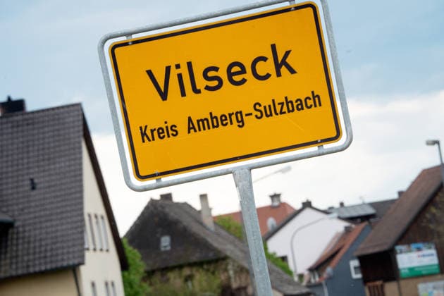 Geplanter US-Truppenabzug: Ortseingang Vilseck, vom Standort Vilseck sollen 5.000 US-Soldaten abgezogen werden, Vilseck, Bayern, 5. Mai 2026 Deutschland, Vilseck, Oberpfalz, 5. Mai 2026, Ortseingang Vilseck, vom Standort Vilseck sollen 5.000 US-Soldaten abgezogen werden, die Stryker-Brigade ist in den nahegelegenen Rose Barracks stationiert, Kaserne beim Truppenübungsplatz Grafenw2öhr, geplanter US-Truppenabzug bringt Probleme für die Ortschaften in der unmittelbaren Nähe, wie Vilseck, die in den letzten 70 Jahren von der Stationierung profitiert hatten, Krise, Bayern,