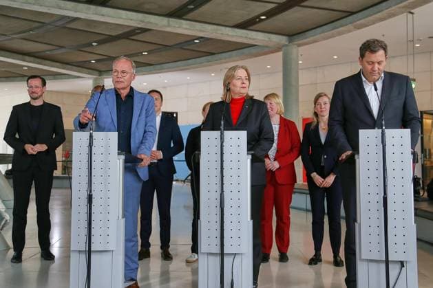 Berlin, Deutschland, 05.05.2026: Deutscher Bundestag: SPD-Fraktionssitzung: Matthias Miersch (SPD), Bundesministerin für Arbeit und Soziales Bärbel Bas (SPD) und Bundesminister der Finanzen Lars Klingbeil (SPD) geben ein Statement Copyright: xdtsxNachrichtenagenturx dts_117792
