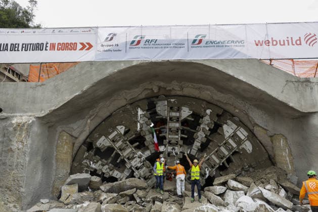 Foto IPP - Antonio Balasco Gruppo Editoriale LiveMedia Benevento 05 05 2026 Treni linea Alta Velocità Bari-Napoli, completato lo scavo della Galleria Rocchetta abbattimento ultimo diaframma della galleria Nella foto: The breakthrough of the final tunnel face in the Rocchetta Tunnel on the Apice–Hirpinia section of the new Naples–Bari high-speed and high-capacity line in Apice, Benevento on March, 5 2026. Italy Photo Press - World Copyright Breakthrough Achieved at Rocchet