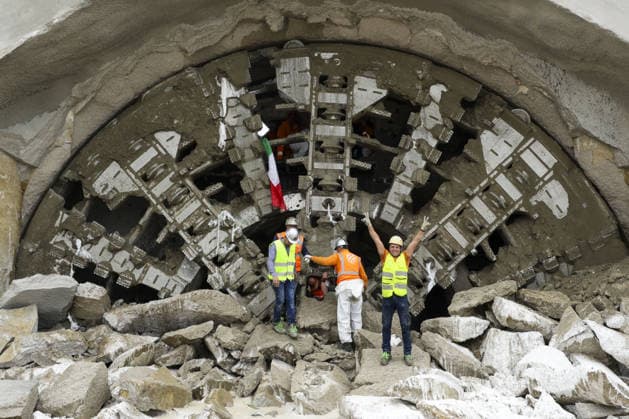 Foto IPP - Antonio Balasco Gruppo Editoriale LiveMedia Benevento 05 05 2026 Treni linea Alta Velocità Bari-Napoli, completato lo scavo della Galleria Rocchetta abbattimento ultimo diaframma della galleria Nella foto: The breakthrough of the final tunnel face in the Rocchetta Tunnel on the Apice–Hirpinia section of the new Naples–Bari high-speed and high-capacity line in Apice, Benevento on March, 5 2026. Italy Photo Press - World Copyright Breakthrough Achieved at Rocchet