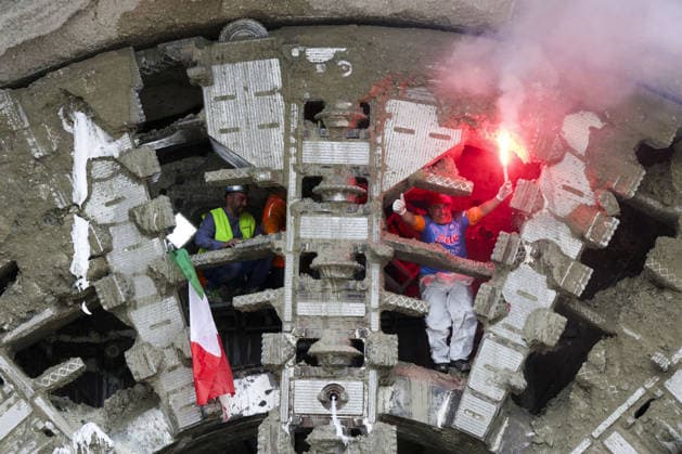Foto IPP - Antonio Balasco Gruppo Editoriale LiveMedia Benevento 05 05 2026 Treni linea Alta Velocità Bari-Napoli, completato lo scavo della Galleria Rocchetta abbattimento ultimo diaframma della galleria Nella foto: The breakthrough of the final tunnel face in the Rocchetta Tunnel on the Apice–Hirpinia section of the new Naples–Bari high-speed and high-capacity line in Apice, Benevento on March, 5 2026. Italy Photo Press - World Copyright Breakthrough Achieved at Rocchet