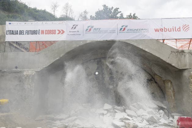 Foto IPP - Antonio Balasco Gruppo Editoriale LiveMedia Benevento 05 05 2026 Treni linea Alta Velocità Bari-Napoli, completato lo scavo della Galleria Rocchetta abbattimento ultimo diaframma della galleria Nella foto: The breakthrough of the final tunnel face in the Rocchetta Tunnel on the Apice–Hirpinia section of the new Naples–Bari high-speed and high-capacity line in Apice, Benevento on March, 5 2026. Italy Photo Press - World Copyright Breakthrough Achieved at Rocchet