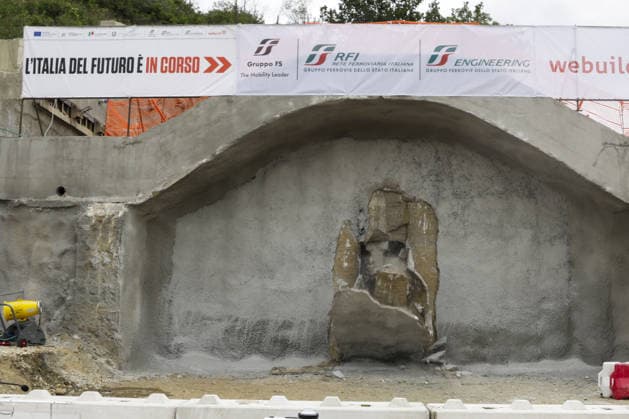 Foto IPP - Antonio Balasco Gruppo Editoriale LiveMedia Benevento 05 05 2026 Treni linea Alta Velocità Bari-Napoli, completato lo scavo della Galleria Rocchetta abbattimento ultimo diaframma della galleria Nella foto: The breakthrough of the final tunnel face in the Rocchetta Tunnel on the Apice–Hirpinia section of the new Naples–Bari high-speed and high-capacity line in Apice, Benevento on March, 5 2026. Italy Photo Press - World Copyright Breakthrough Achieved at Rocchet