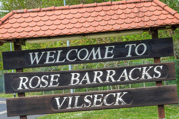 Geplanter US-Truppenabzug: welcome to Rose Barracks Vilseck, Schild am Eingang zur US-Kaserne, von hier sollen laut US-Präsident Trump 5.000 Soldaten abgezogen werden, die Stryker-Brigade, Vilseck, Bayern, 5. Mai 2026 Deutschland, Vilseck, Oberpfalz, 5. Mai 2026, welcome to Rose Barracks Vilseck, Schild am Eingang zur Kaserne der US Army, liegt beim Truppenübungsplatz Grafenwöhr, vo hier sollen laut US-Präsident Trump 5.000 Soldaten abgezogen werden, die Stryker-Brigade, geplanter US-Truppenabzug bringt Probleme für die Ortschaften in der unmittelbaren Nähe, wie Vilseck, die in den letzten 70 Jahren von der Stationierung profitiert hatten, Krise, nur diese eine Perspektive aus Sicherheitsgründen erlaubt, Bayern,
