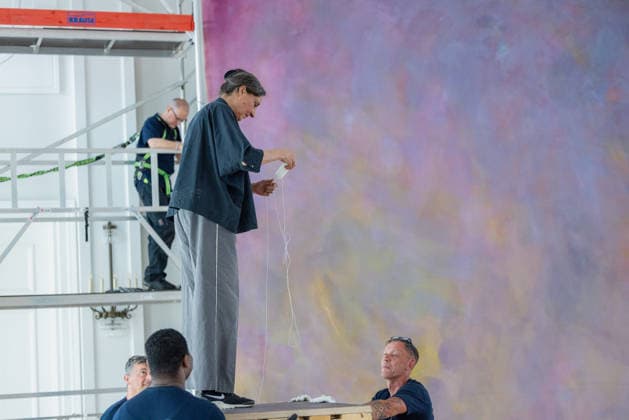 Abbau des Kunstwerks von Künstler Gotthard Graubner im Großen Saal des Schlosses Bellevue. Deutschland, Berlin am 5. Mai 2026: Restauratorin Hana Streicher, Sie leitet den Abbau des Gemäldes im großen Festsaal. Im Zuge der grundlegenden Sanierung des Amtssitzes des deutschen Bundespräsidenten werden an den Wandflächen der beiden Stirnseiten des Großen Saales zwei großformatige Farbraumkörper (Kissenbilder) des Künstlers Gotthard Graubner mit dem Titel Begegnungen (1988) abgehängt.