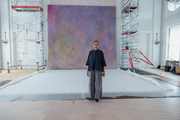 Abbau des Kunstwerks von Künstler Gotthard Graubner im Großen Saal des Schlosses Bellevue. Deutschland, Berlin am 5. Mai 2026: Restauratorin Hana Streicher, Sie leitet den Abbau des Gemäldes im großen Festsaal. Im Zuge der grundlegenden Sanierung des Amtssitzes des deutschen Bundespräsidenten werden an den Wandflächen der beiden Stirnseiten des Großen Saales zwei großformatige Farbraumkörper (Kissenbilder) des Künstlers Gotthard Graubner mit dem Titel Begegnungen (1988) abgehängt.