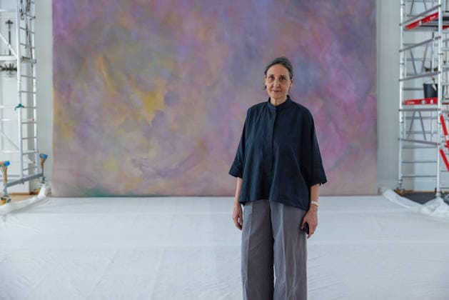 Abbau des Kunstwerks von Künstler Gotthard Graubner im Großen Saal des Schlosses Bellevue. Deutschland, Berlin am 5. Mai 2026: Restauratorin Hana Streicher, Sie leitet den Abbau des Gemäldes im großen Festsaal. Im Zuge der grundlegenden Sanierung des Amtssitzes des deutschen Bundespräsidenten werden an den Wandflächen der beiden Stirnseiten des Großen Saales zwei großformatige Farbraumkörper (Kissenbilder) des Künstlers Gotthard Graubner mit dem Titel Begegnungen (1988) abgehängt.