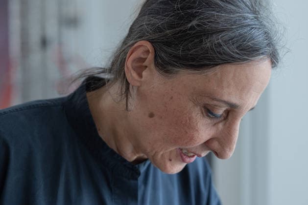 Abbau des Kunstwerks von Künstler Gotthard Graubner im Großen Saal des Schlosses Bellevue. Deutschland, Berlin am 5. Mai 2026: Restauratorin Hana Streicher, Sie leitet den Abbau des Gemäldes im großen Festsaal. Im Zuge der grundlegenden Sanierung des Amtssitzes des deutschen Bundespräsidenten werden an den Wandflächen der beiden Stirnseiten des Großen Saales zwei großformatige Farbraumkörper (Kissenbilder) des Künstlers Gotthard Graubner mit dem Titel Begegnungen (1988) abgehängt.