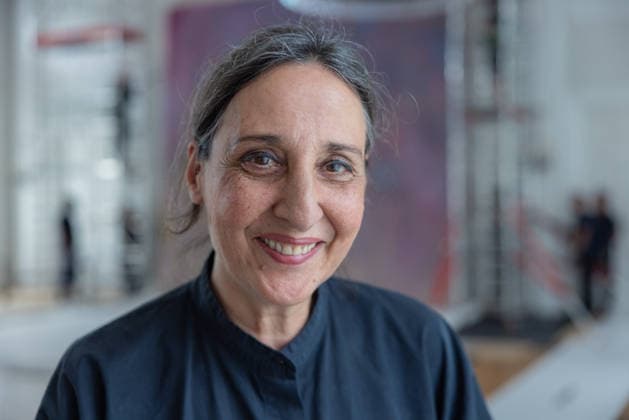 Abbau des Kunstwerks von Künstler Gotthard Graubner im Großen Saal des Schlosses Bellevue. Deutschland, Berlin am 5. Mai 2026: Restauratorin Hana Streicher, Sie leitet den Abbau des Gemäldes im großen Festsaal. Im Zuge der grundlegenden Sanierung des Amtssitzes des deutschen Bundespräsidenten werden an den Wandflächen der beiden Stirnseiten des Großen Saales zwei großformatige Farbraumkörper (Kissenbilder) des Künstlers Gotthard Graubner mit dem Titel Begegnungen (1988) abgehängt.