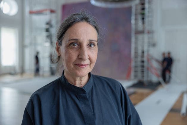 Abbau des Kunstwerks von Künstler Gotthard Graubner im Großen Saal des Schlosses Bellevue. Deutschland, Berlin am 5. Mai 2026: Restauratorin Hana Streicher, Sie leitet den Abbau des Gemäldes im großen Festsaal. Im Zuge der grundlegenden Sanierung des Amtssitzes des deutschen Bundespräsidenten werden an den Wandflächen der beiden Stirnseiten des Großen Saales zwei großformatige Farbraumkörper (Kissenbilder) des Künstlers Gotthard Graubner mit dem Titel Begegnungen (1988) abgehängt.