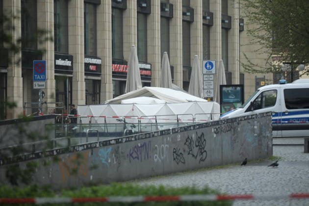Weiträumige Abriegelung der Leipziger Innenstadt zur Spurensicherung. In der Fußgängerzone der Leipziger Innenstadt ist am Montag ein 33-jähriger Leipziger mit seinem Auto in eine Menschenmenge gerast. Es gibt zwei Tote und zahlreiche Verletzte. Erst ein Poller stoppt die Fahrt am Ende der Grimmaischen Straße. Leipzig, 05.05.2026 Copyright: xAgenturxMatthiasxWehnertx xM.xGränzdörferx