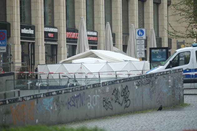 Weiträumige Abriegelung der Leipziger Innenstadt zur Spurensicherung. In der Fußgängerzone der Leipziger Innenstadt ist am Montag ein 33-jähriger Leipziger mit seinem Auto in eine Menschenmenge gerast. Es gibt zwei Tote und zahlreiche Verletzte. Erst ein Poller stoppt die Fahrt am Ende der Grimmaischen Straße. Leipzig, 05.05.2026 Copyright: xAgenturxMatthiasxWehnertx xM.xGränzdörferx