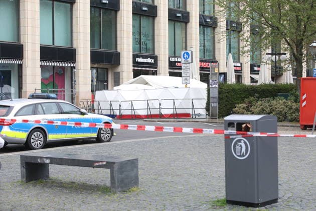 Weiträumige Abriegelung der Leipziger Innenstadt zur Spurensicherung. In der Fußgängerzone der Leipziger Innenstadt ist am Montag ein 33-jähriger Leipziger mit seinem Auto in eine Menschenmenge gerast. Es gibt zwei Tote und zahlreiche Verletzte. Erst ein Poller stoppt die Fahrt am Ende der Grimmaischen Straße. Leipzig, 05.05.2026 Copyright: xAgenturxMatthiasxWehnertx xM.xGränzdörferx