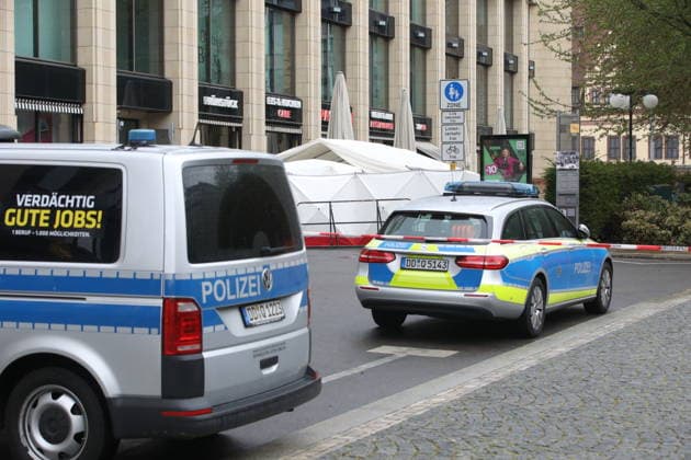 Weiträumige Abriegelung der Leipziger Innenstadt zur Spurensicherung. In der Fußgängerzone der Leipziger Innenstadt ist am Montag ein 33-jähriger Leipziger mit seinem Auto in eine Menschenmenge gerast. Es gibt zwei Tote und zahlreiche Verletzte. Erst ein Poller stoppt die Fahrt am Ende der Grimmaischen Straße. Leipzig, 05.05.2026 Copyright: xAgenturxMatthiasxWehnertx xM.xGränzdörferx