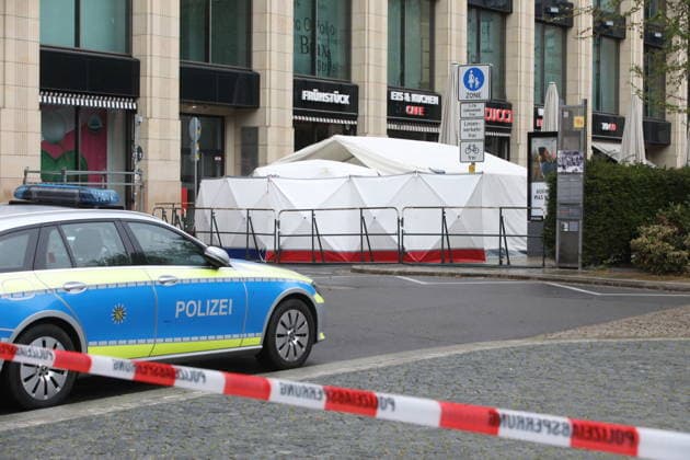 Weiträumige Abriegelung der Leipziger Innenstadt zur Spurensicherung. In der Fußgängerzone der Leipziger Innenstadt ist am Montag ein 33-jähriger Leipziger mit seinem Auto in eine Menschenmenge gerast. Es gibt zwei Tote und zahlreiche Verletzte. Erst ein Poller stoppt die Fahrt am Ende der Grimmaischen Straße. Leipzig, 05.05.2026 Copyright: xAgenturxMatthiasxWehnertx xM.xGränzdörferx