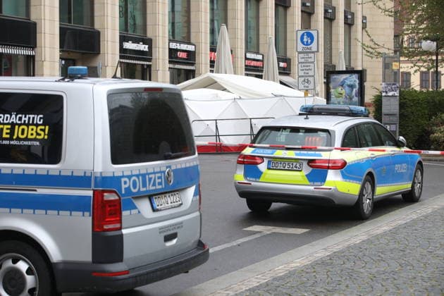 Weiträumige Abriegelung der Leipziger Innenstadt zur Spurensicherung. In der Fußgängerzone der Leipziger Innenstadt ist am Montag ein 33-jähriger Leipziger mit seinem Auto in eine Menschenmenge gerast. Es gibt zwei Tote und zahlreiche Verletzte. Erst ein Poller stoppt die Fahrt am Ende der Grimmaischen Straße. Leipzig, 05.05.2026 Copyright: xAgenturxMatthiasxWehnertx xM.xGränzdörferx