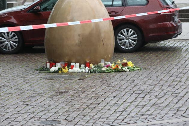 Menschen legen Blumen in Gedenken der beiden Todesopfer. In der Fußgängerzone der Leipziger Innenstadt ist am Montag ein 33-jähriger Leipziger mit seinem Auto in eine Menschenmenge gerast. Es gibt zwei Tote und zahlreiche Verletzte. Erst ein Poller stoppt die Fahrt am Ende der Grimmaischen Straße. Leipzig, 05.05.2026 Copyright: xAgenturxMatthiasxWehnertx xM.xGränzdörferx