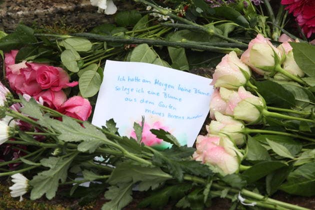 Menschen legen Blumen in Gedenken der beiden Todesopfer. In der Fußgängerzone der Leipziger Innenstadt ist am Montag ein 33-jähriger Leipziger mit seinem Auto in eine Menschenmenge gerast. Es gibt zwei Tote und zahlreiche Verletzte. Erst ein Poller stoppt die Fahrt am Ende der Grimmaischen Straße. Leipzig, 05.05.2026 Copyright: xAgenturxMatthiasxWehnertx xM.xGränzdörferx