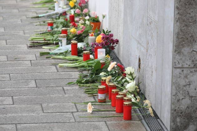 Menschen legen Blumen in Gedenken der beiden Todesopfer. In der Fußgängerzone der Leipziger Innenstadt ist am Montag ein 33-jähriger Leipziger mit seinem Auto in eine Menschenmenge gerast. Es gibt zwei Tote und zahlreiche Verletzte. Erst ein Poller stoppt die Fahrt am Ende der Grimmaischen Straße. Leipzig, 05.05.2026 Copyright: xAgenturxMatthiasxWehnertx xM.xGränzdörferx