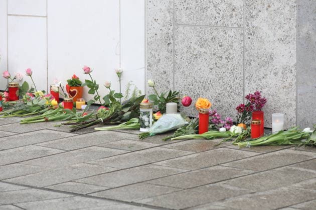 Menschen legen Blumen in Gedenken der beiden Todesopfer. In der Fußgängerzone der Leipziger Innenstadt ist am Montag ein 33-jähriger Leipziger mit seinem Auto in eine Menschenmenge gerast. Es gibt zwei Tote und zahlreiche Verletzte. Erst ein Poller stoppt die Fahrt am Ende der Grimmaischen Straße. Leipzig, 05.05.2026 Copyright: xAgenturxMatthiasxWehnertx xM.xGränzdörferx