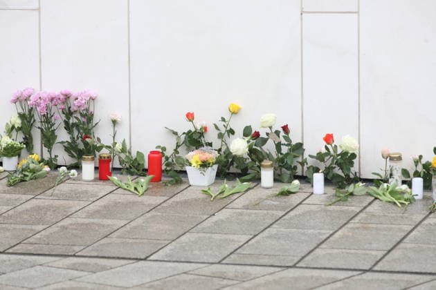 Menschen legen Blumen in Gedenken der beiden Todesopfer. In der Fußgängerzone der Leipziger Innenstadt ist am Montag ein 33-jähriger Leipziger mit seinem Auto in eine Menschenmenge gerast. Es gibt zwei Tote und zahlreiche Verletzte. Erst ein Poller stoppt die Fahrt am Ende der Grimmaischen Straße. Leipzig, 05.05.2026 Copyright: xAgenturxMatthiasxWehnertx xM.xGränzdörferx