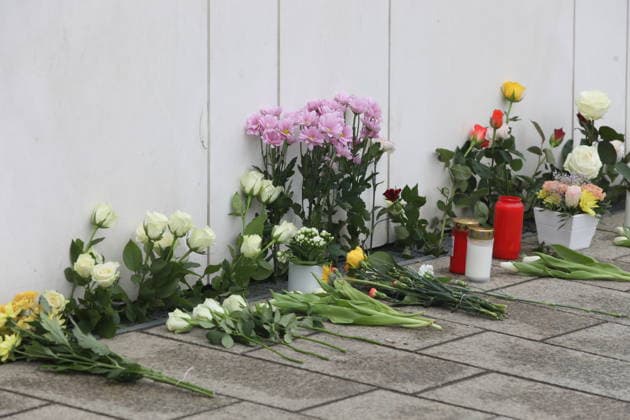 Menschen legen Blumen in Gedenken der beiden Todesopfer. In der Fußgängerzone der Leipziger Innenstadt ist am Montag ein 33-jähriger Leipziger mit seinem Auto in eine Menschenmenge gerast. Es gibt zwei Tote und zahlreiche Verletzte. Erst ein Poller stoppt die Fahrt am Ende der Grimmaischen Straße. Leipzig, 05.05.2026 Copyright: xAgenturxMatthiasxWehnertx xM.xGränzdörferx