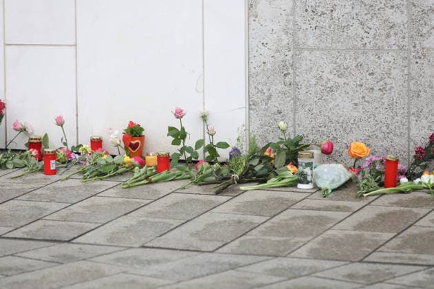 Menschen legen Blumen in Gedenken der beiden Todesopfer. In der Fußgängerzone der Leipziger Innenstadt ist am Montag ein 33-jähriger Leipziger mit seinem Auto in eine Menschenmenge gerast. Es gibt zwei Tote und zahlreiche Verletzte. Erst ein Poller stoppt die Fahrt am Ende der Grimmaischen Straße. Leipzig, 05.05.2026 Copyright: xAgenturxMatthiasxWehnertx xM.xGränzdörferx