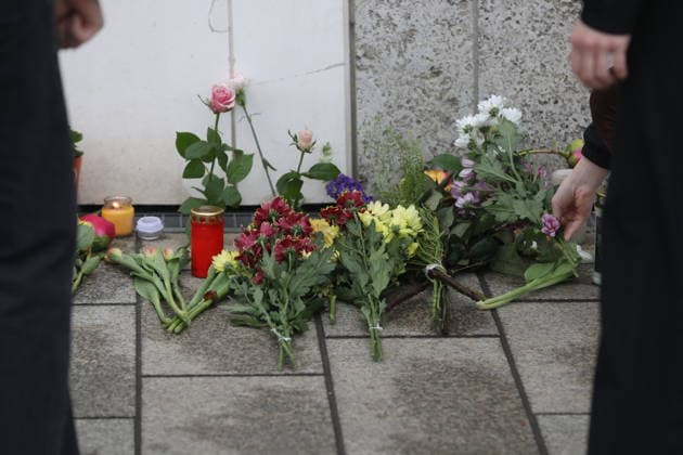 Menschen legen Blumen in Gedenken der beiden Todesopfer. In der Fußgängerzone der Leipziger Innenstadt ist am Montag ein 33-jähriger Leipziger mit seinem Auto in eine Menschenmenge gerast. Es gibt zwei Tote und zahlreiche Verletzte. Erst ein Poller stoppt die Fahrt am Ende der Grimmaischen Straße. Leipzig, 05.05.2026 Copyright: xAgenturxMatthiasxWehnertx xM.xGränzdörferx