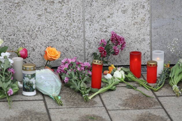Menschen legen Blumen in Gedenken der beiden Todesopfer. In der Fußgängerzone der Leipziger Innenstadt ist am Montag ein 33-jähriger Leipziger mit seinem Auto in eine Menschenmenge gerast. Es gibt zwei Tote und zahlreiche Verletzte. Erst ein Poller stoppt die Fahrt am Ende der Grimmaischen Straße. Leipzig, 05.05.2026 Copyright: xAgenturxMatthiasxWehnertx xM.xGränzdörferx