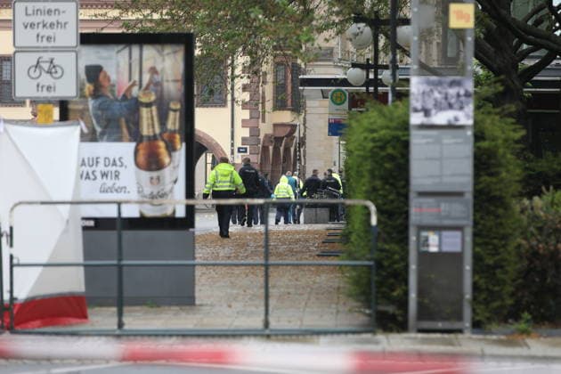 Weiträumige Abriegelung der Leipziger Innenstadt zur Spurensicherung. In der Fußgängerzone der Leipziger Innenstadt ist am Montag ein 33-jähriger Leipziger mit seinem Auto in eine Menschenmenge gerast. Es gibt zwei Tote und zahlreiche Verletzte. Erst ein Poller stoppt die Fahrt am Ende der Grimmaischen Straße. Leipzig, 05.05.2026 Copyright: xAgenturxMatthiasxWehnertx xM.xGränzdörferx
