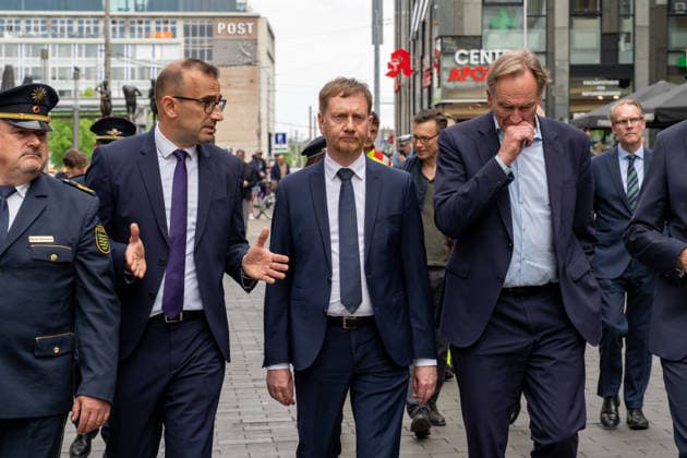 Leipzig - Amokfahrt durch die Innenstadt: Ministerspräsident Kretschmer besucht die Grimmaische Straße 05.05.2026 ab 9 Uhr Leipzig, Innenstadt Fotograf: EHL Media Johannes Landgraf Im Bild: Der Tatort, die Grimmaische Straße, ist nach der Amokfahrt und den Ermittlungsarbeiten der Polizei am Dienstagnachmittag wieder freigegeben worden. Einen Tag nach dem tragischen Ende einer Amokfahrt durch die Leipziger Innenstadt laufen die Ermittlungen der Polizei zu den Tatumständen weiter. Wie die Polizei am Abend mitteilte, richten sich die Ermittlungen gegen einen 33-jährigen Deutschen. Ihm wird vorgeworfen, eine 63-jährige Frau und einen 77-jährigen Mann mit einem VW Taigo erfasst und getötet sowie weitere Menschen verletzt zu haben. Nac Copyright: xEHLxMedia JohannesxLandgrafx 20260505_amokfahrt-tag2-passage-leipzig-jl_4