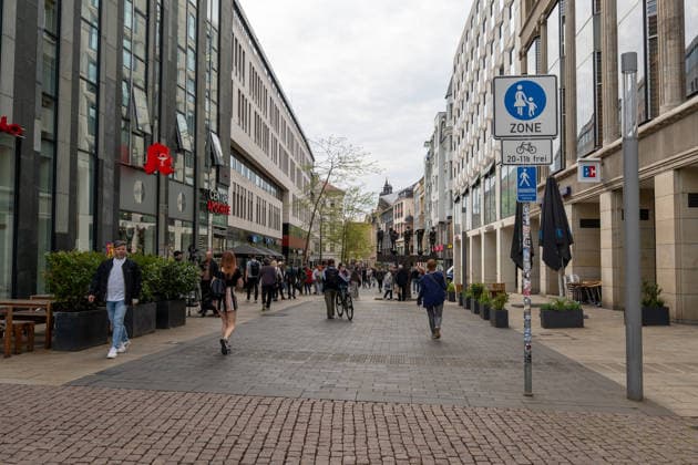 Leipzig - Amokfahrt durch die Innenstadt: Ministerspräsident Kretschmer besucht die Grimmaische Straße 05.05.2026 ab 9 Uhr Leipzig, Innenstadt Fotograf: EHL Media Johannes Landgraf Im Bild: Der Tatort, die Grimmaische Straße, ist nach der Amokfahrt und den Ermittlungsarbeiten der Polizei am Dienstagnachmittag wieder freigegeben worden. Einen Tag nach dem tragischen Ende einer Amokfahrt durch die Leipziger Innenstadt laufen die Ermittlungen der Polizei zu den Tatumständen weiter. Wie die Polizei am Abend mitteilte, richten sich die Ermittlungen gegen einen 33-jährigen Deutschen. Ihm wird vorgeworfen, eine 63-jährige Frau und einen 77-jährigen Mann mit einem VW Taigo erfasst und getötet sowie weitere Menschen verletzt zu haben. Nac Copyright: xEHLxMedia JohannesxLandgrafx 20260505_amokfahrt-tag2-passage-leipzig-jl_9