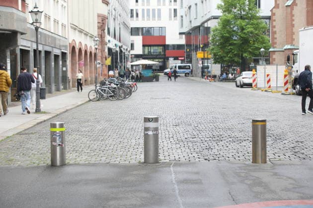 Weiträumige Abriegelung der Leipziger Innenstadt zur Spurensicherung. In der Fußgängerzone der Leipziger Innenstadt ist am Montag ein 33-jähriger Leipziger mit seinem Auto in eine Menschenmenge gerast. Es gibt zwei Tote und zahlreiche Verletzte. Erst ein Poller stoppt die Fahrt am Ende der Grimmaischen Straße. Leipzig, 05.05.2026 Copyright: xAgenturxMatthiasxWehnertx xM.xGränzdörferx