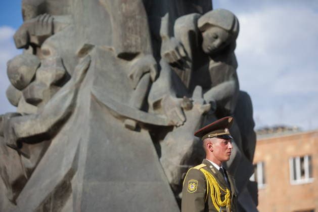 ARMENIA, GYUMRI - MAY 5, 2026: A guard of honour attends a ceremony to lay flowers at the memorial to the 1988 Spitak earthquake titled For the Innocent Victims, For the Merciful Hearts and situated in Vardanants Square Gyumri Armenia  - ZUMAt113 20260505_zaa_t113_282 Copyright: xAlexanderxPatrinx