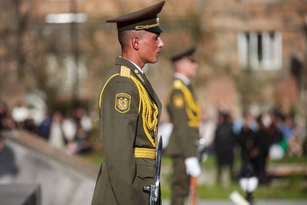 ARMENIA, GYUMRI - MAY 5, 2026: A guard of honour attends a ceremony to lay flowers at the memorial to the 1988 Spitak earthquake titled For the Innocent Victims, For the Merciful Hearts and situated in Vardanants Square Gyumri Armenia  - ZUMAt113 20260505_zaa_t113_276 Copyright: xAlexanderxPatrinx