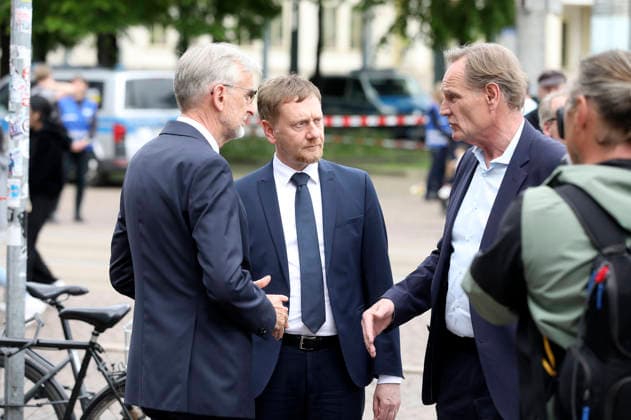 Armin Schuster, Michael Kretschmer und Burkhard Jung bei der Kranzniederlegung für die Opfer der Amokfahrt. In der Fußgängerzone der Leipziger Innenstadt ist am Montag ein 33-jähriger Leipziger mit seinem Auto in eine Menschenmenge gerast. Es gibt zwei Tote und zahlreiche Verletzte. Erst ein Poller stoppt die Fahrt am Ende der Grimmaischen Straße. Leipzig, 05.05.2026