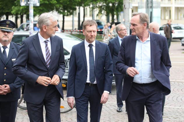 Armin Schuster, Michael Kretschmer und Burkhard Jung bei der Kranzniederlegung für die Opfer der Amokfahrt. In der Fußgängerzone der Leipziger Innenstadt ist am Montag ein 33-jähriger Leipziger mit seinem Auto in eine Menschenmenge gerast. Es gibt zwei Tote und zahlreiche Verletzte. Erst ein Poller stoppt die Fahrt am Ende der Grimmaischen Straße. Leipzig, 05.05.2026