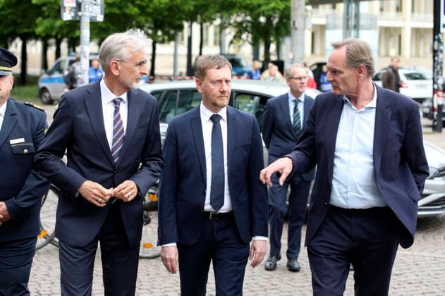 Armin Schuster, Michael Kretschmer und Burkhard Jung bei der Kranzniederlegung für die Opfer der Amokfahrt. In der Fußgängerzone der Leipziger Innenstadt ist am Montag ein 33-jähriger Leipziger mit seinem Auto in eine Menschenmenge gerast. Es gibt zwei Tote und zahlreiche Verletzte. Erst ein Poller stoppt die Fahrt am Ende der Grimmaischen Straße. Leipzig, 05.05.2026