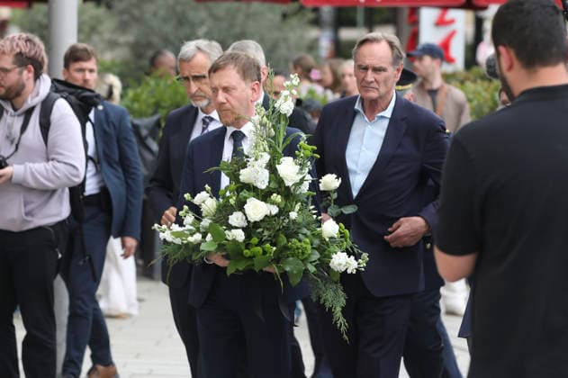 Armin Schuster, Michael Kretschmer und Burkhard Jung bei der Kranzniederlegung für die Opfer der Amokfahrt. In der Fußgängerzone der Leipziger Innenstadt ist am Montag ein 33-jähriger Leipziger mit seinem Auto in eine Menschenmenge gerast. Es gibt zwei Tote und zahlreiche Verletzte. Erst ein Poller stoppt die Fahrt am Ende der Grimmaischen Straße. Leipzig, 05.05.2026