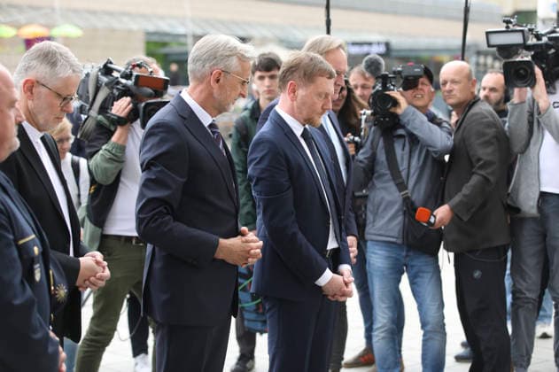 Armin Schuster, Michael Kretschmer und Burkhard Jung bei der Kranzniederlegung für die Opfer der Amokfahrt. In der Fußgängerzone der Leipziger Innenstadt ist am Montag ein 33-jähriger Leipziger mit seinem Auto in eine Menschenmenge gerast. Es gibt zwei Tote und zahlreiche Verletzte. Erst ein Poller stoppt die Fahrt am Ende der Grimmaischen Straße. Leipzig, 05.05.2026