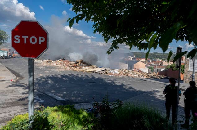 A fire causes the collapse of three houses in Morata de Tajuna Place of the event, on May 5, 2026, in Morata de Tajuna, Madrid Spain Several teams of Firefighters of the Community of Madrid have moved this Tuesday to the town of Morata de Tajuna to extinguish a fire that has caused the collapse of three single-family homes have also gone Summa 112 medical emergency services as a preventive measure, although it is true that the houses were empty at the time of the collapse and no one was injured or trapped under debris 05 MAY 2026 FIRE FIRE CRUMBLING SUCCESS LOW HOUSE FIREFIGHTERS POLICE Morata de Tajuna Madrid Morata de Tajuna Madrid Spain  Copyright: xAlbertoxOrtegax 7501339