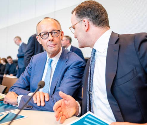 Friedrich Merz + Jens Spahn EUR, Deutschland, Berlin: 05.05.2026: Start der CDU CSU-Bundestagsfraktion, Jens Spahn im Gspräch mit bundeskanzler Friedrich Merz. Zunge raus ...