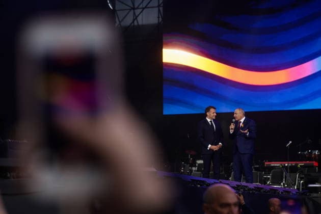 ARMENIA, GYUMRI - MAY 5, 2026: Emmanuel Macron (L), President of France, and Nikol Pashinyan, Prime Minister of Armenia, appear on stage during a concert titled Musical Bridge: Armenia - France and held in Vardanants Square to mark friendship between the two countries Gyumri Armenia  - ZUMAt113 20260505_zaa_t113_351 Copyright: xAlexanderxPatrinx