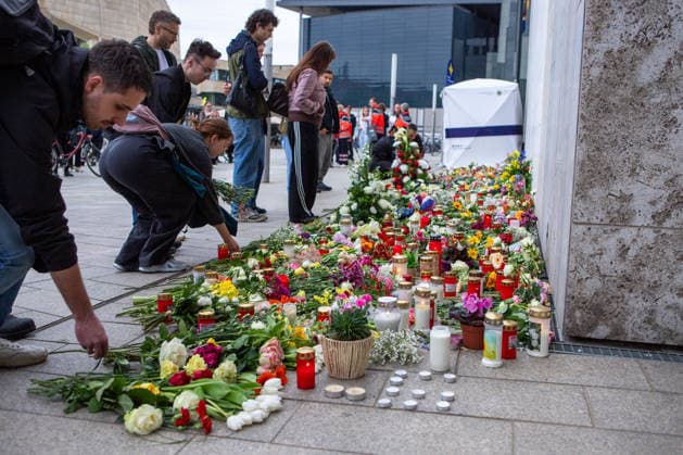 May 5, 2026, Leipzig, Saxony, INT: People gather in Leipzig to lay flowers and candles at a memorial set in Augustusplatz following a car-ramming incident, paying tribute to the victims. Leipzig INT  - ZUMAc291 20260505_zip_c291_005 Copyright: xMariaxCastrox