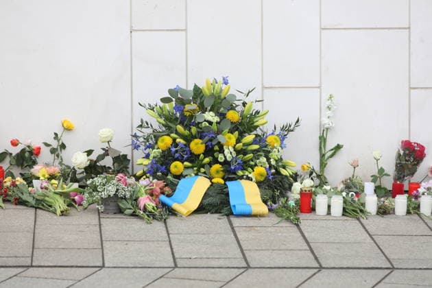 Menschen legen Blumen in Gedenken der beiden Todesopfer. In der Fußgängerzone der Leipziger Innenstadt ist am Montag ein 33-jähriger Leipziger mit seinem Auto in eine Menschenmenge gerast. Es gibt zwei Tote und zahlreiche Verletzte. Erst ein Poller stoppt die Fahrt am Ende der Grimmaischen Straße. Leipzig, 05.05.2026 Copyright: xAgenturxMatthiasxWehnertx xM.xGränzdörferx