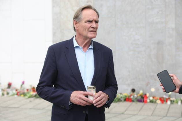 Burkhard Jung bei der Kranzniederlegung für die Opfer der Amokfahrt. In der Fußgängerzone der Leipziger Innenstadt ist am Montag ein 33-jähriger Leipziger mit seinem Auto in eine Menschenmenge gerast. Es gibt zwei Tote und zahlreiche Verletzte. Erst ein Poller stoppt die Fahrt am Ende der Grimmaischen Straße. Leipzig, 05.05.2026 Copyright: xAgenturxMatthiasxWehnertx xM.xGränzdörferx